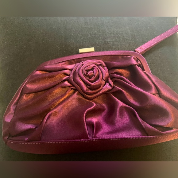 Pretty vintage vibe satin clutch with wristlet - Picture 1 of 4